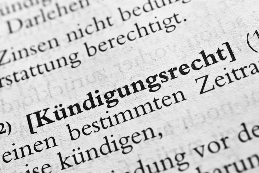 Closeup of the german word Kundigungsrecht written in bold font and in brackets